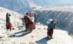 मजदुरी गर्दै महिला !