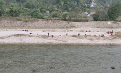 बालुवा चाल्दै मजदूर !