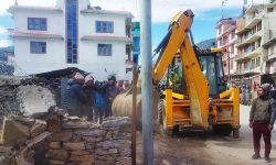 डोजर चलाएर हटाइयाे म्याग्दीकाे अतिक्रमित  संरचना