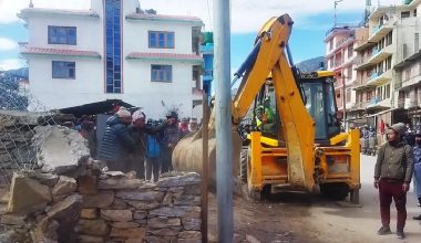 डोजर चलाएर हटाइयाे म्याग्दीकाे अतिक्रमित  संरचना