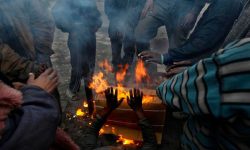 महोत्तरीमा चिसो छल्न विद्यार्थी घरमै