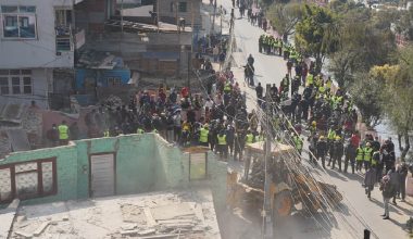 महानगरले धोबीखोला किनारका अतिक्रमित संरचनामाथि चलायो डोजर