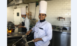 चारतारे होटेलको ‘किचन’ मा महिला सेफ