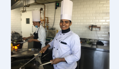 चारतारे होटेलको ‘किचन’ मा महिला सेफ