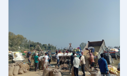 धान बिक्री गर्न रातभर किसान खुला आकाशमुनि