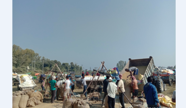 धान बिक्री गर्न रातभर किसान खुला आकाशमुनि