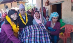 दलित समुदायका परिवारलाई कपडा वितरण