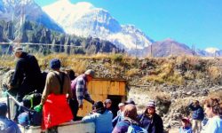 चुनाव सकेसँगै जाडो छल्न हिँडे मनाङवासी