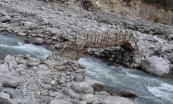 सिन्धुपाल्चोकको हेलम्बु गाउँपालिका–१ को मेलम्ची खोलाकाे पुल !