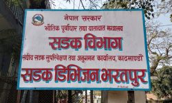 नारायणगढका सडक सीमाभित्रका संरचनामा डोजर चलाइँदै