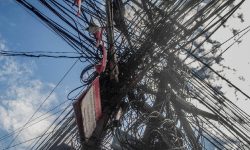 तार व्यवस्थित गर्दै वीरगन्ज महानगरपालिका