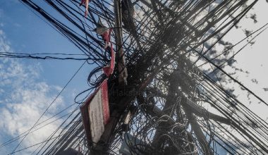 तार व्यवस्थित गर्दै वीरगन्ज महानगरपालिका