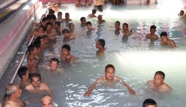 तातोपानी कुण्डमा स्नान गर्नेको घुइँचो