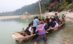 जोखिम मोलेर अरुण नदी तर्दै !