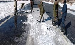 हिउँ पन्छाउँदै सुरक्षाकर्मी !