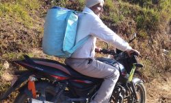 धोक्राको झोलामा दूध बिक्रीका लागि लैजाँदै