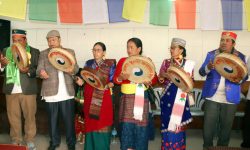 डम्फूको तालमा तामाङ सेलो गीत गाउँदै