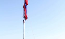 मानुङकोटमा दश फिट अग्लो नेपालको झण्डा