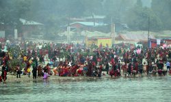 कोसी र कमला नदीमा नुहाउनेको भीड