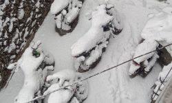 हिउँले ढाकेका मोटरसाइकल