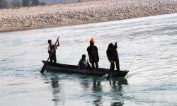 जोखिमपूर्ण तरिकाले माछा मार्दै बालबालिका