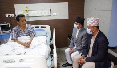 अस्पताल पुगेर भेटे सभामुख घिमिरेले वर्षमान पुनलाई