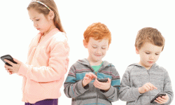 बालबालिकाको भुल्ने र खेल्ने साधननै ‘मोबाइल’