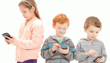 बालबालिकाको भुल्ने र खेल्ने साधननै ‘मोबाइल’