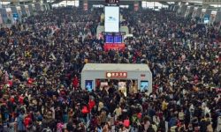 नयाँ वर्ष मनाउन चीनको वुहानमा हजारौँको भेला