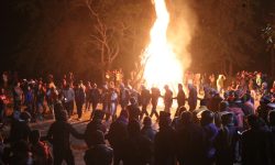 त्रिवेणी धाममा धुनी बालेर देउडा खेल्दै !