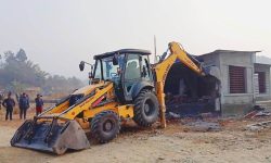खोलाको जग्गा अतिक्रमण गरेर निर्माण गरिएको घर उपमहानगरले भत्कायो