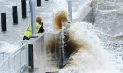 सामुन्द्रिक किनारको छाल बढेपछि एकको मृत्यु, ८५ बन्दरगाह बन्द