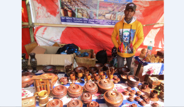 काष्ठकला उद्योगबाट मनग्य आम्दानी गर्दै रसाइली