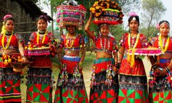 परम्परागत भेषभूषामा थारु युवती !