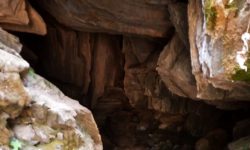 मानव निर्मित गुफा भेटिए