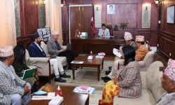 निर्वाचन आयोगका पदाधिकारीहरूसँग प्रधानमन्त्रीले गरे छलफल