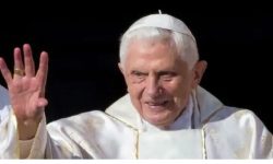 पूर्वप्रमुख पादरी बेनेडिक्टको अन्त्येष्टिका लागि सेन्ट पिटर्समा हजारौँको भीड