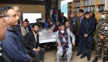 प्रधानमन्त्री र गृहमन्त्री उद्धारको निरीक्षण गर्न त्रिभुवन विमानस्थलको कन्ट्रोल रुममा