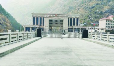 रसुवागढी नाकाबाट भित्रिए  ३ सयभन्दा बढी चिनियाँ सवारी