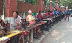 सडक पेटीमै सिलाइकटाईमा संलग्न मजदुरहरु !