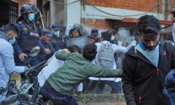 डीन कार्यालयमा लगाएको ताला प्रहरीले खोलेपछि झडप