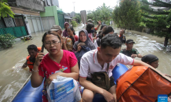 इन्डोनेसियाको सुराकार्तामा बाढीका कारण हजारौं मानिस प्रभावित