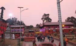 पशुपतिनाथ सजाउँदै !