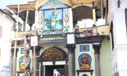 पशुपतिनाथको मूलद्वारमा रङरोगन !