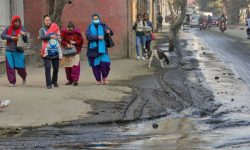 सिंहदरबारको पूर्वी गेट अगाडि ढल फुट्दा पैदलयात्रुलाई सकस