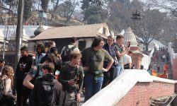 पशुपतिनाथ क्षेत्र अवलोकन गर्दै पर्यटक