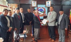 मन्त्री मोदीलाई विधेयक हस्तान्तरण