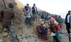 बच्चा बोकेर श्रमदानमा !