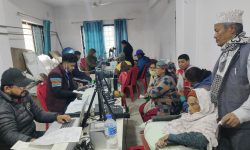 राष्ट्रिय परिचयपत्र बनाउदै १०१ वर्षीया वृद्धा