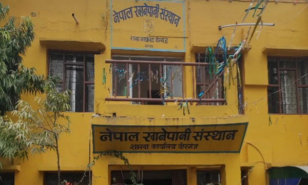 खानेपानीको महसुल नबुझाउने ग्राहकसँग बक्यौला असुली गर्ने